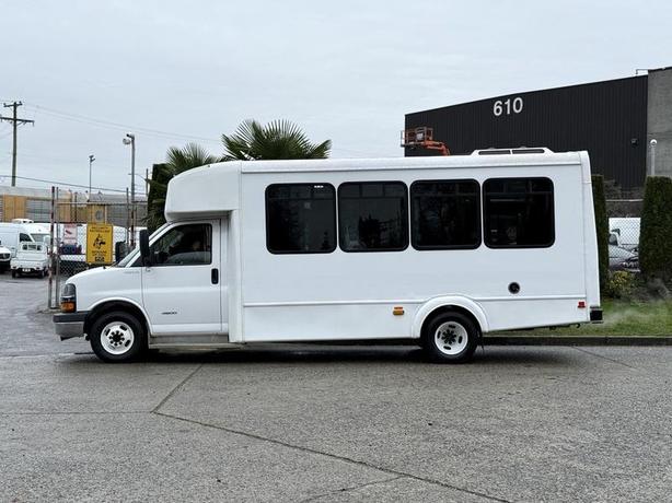 2015 Chevrolet Express 4500 11-Passenger Bus with Wheelchair Lift image 6