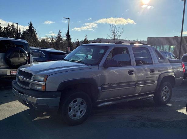 2004 Chevrolet Avalanche 1500 5dr Crew Cab 130 WB 4WD | No Reported Accidents! image 4