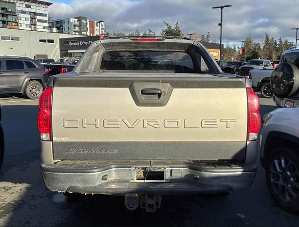 2004 Chevrolet Avalanche 1500 5dr Crew Cab 130 WB 4WD | No Reported Accidents! image 5