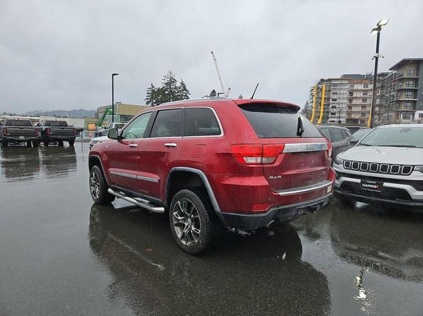 2012 Jeep Grand Cherokee Overland 4x4 | Panoramic Sunroof! image 4