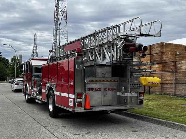 2002 Sutphen Monarch 5 Foot Aerial Pumper CAT Diesel Fire Truck image 7