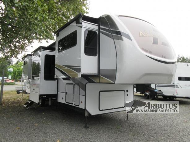 Used 2022 Alliance RV Paradigm 385FL image 1