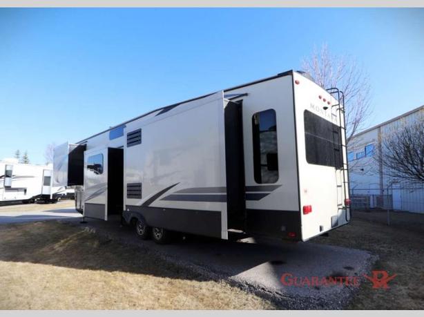 Used 2018 Keystone RV Montana High Country 384BR image 4