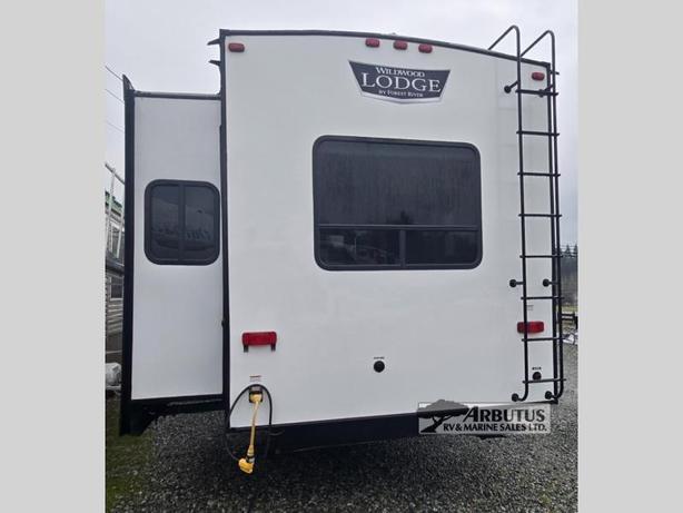 Used 2022 Forest River RV Wildwood Lodge 40FDEN image 3