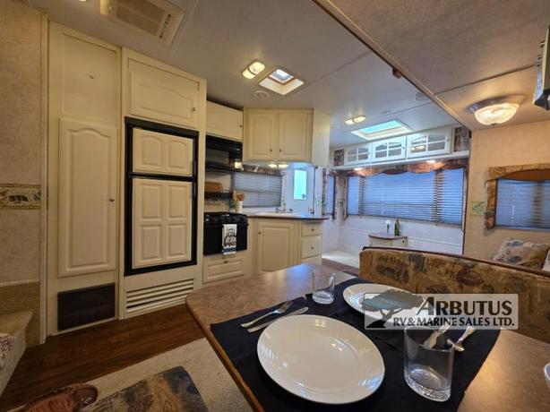 Used 2005 Keystone RV Outback Sidney Edition 28FRLS image 4