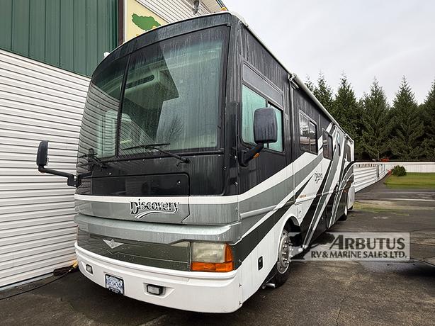 Used 2003 Fleetwood RV Discovery 39L image 2