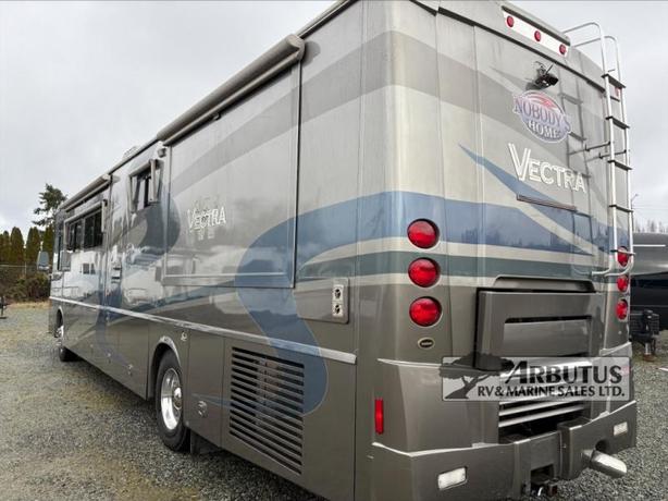 Used 2005 Winnebago Vectra 40 KD image 4