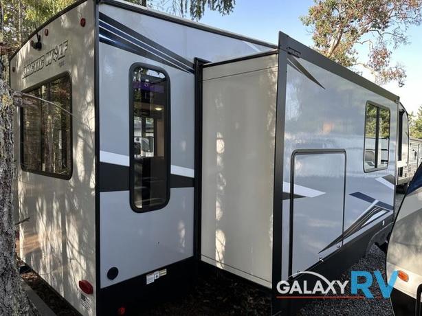 Used 2022 Forest River RV Cherokee Arctic Wolf Suite 3550 image 4