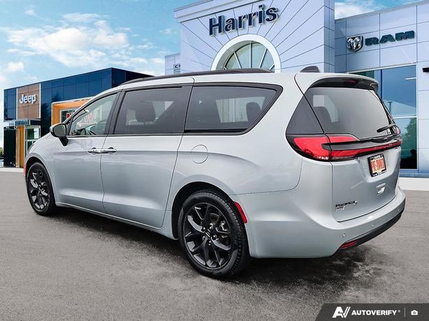 2023 Chrysler Pacifica Touring L | Full Sunroof | Heated Seats! image 4