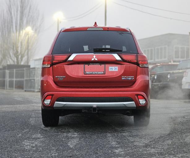 2018 Mitsubishi Outlander PHEV SE - Blind Spot Warning, Heated Seats image 6