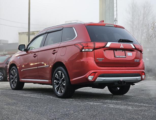 2018 Mitsubishi Outlander PHEV SE - Blind Spot Warning, Heated Seats image 7