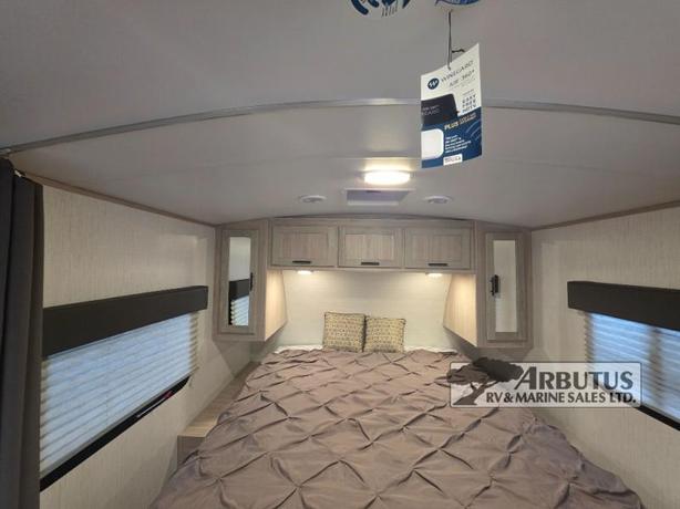 Used 2022 Cruiser Shadow Cruiser 225RBS image 8