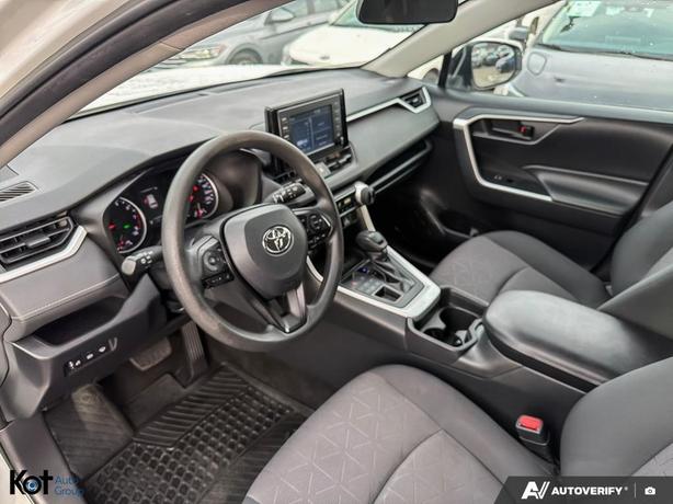 2019 Toyota RAV4 LE NO ACCIDENT! LOW KMS! BACKUP CAMERA! image 6