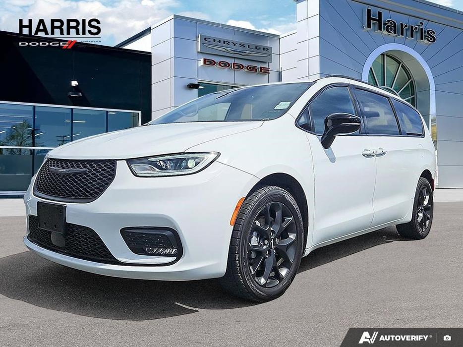 2024 Chrysler Pacifica Touring-L AWD | No Reported Accidents! clearance display photo