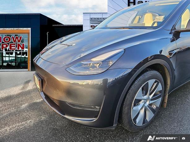 2024 Tesla Model Y Long Range AWD | GPS Navigation | Heated Seats! image 8