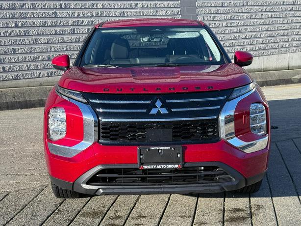 2025 Mitsubishi Outlander ES - No Accidents, One Owner, Heated Seats image 2
