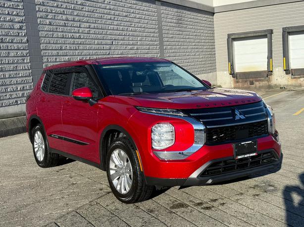 2025 Mitsubishi Outlander ES - No Accidents, One Owner, Heated Seats image 3