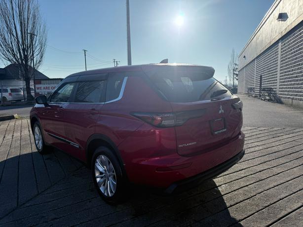 2025 Mitsubishi Outlander ES - No Accidents, One Owner, Heated Seats image 7