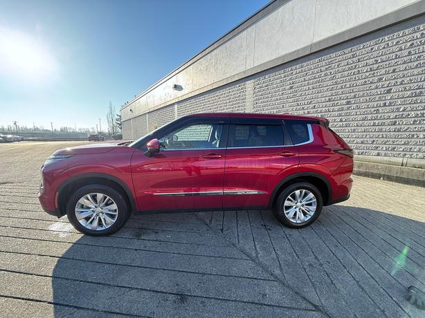 2025 Mitsubishi Outlander ES - No Accidents, One Owner, Heated Seats image 8