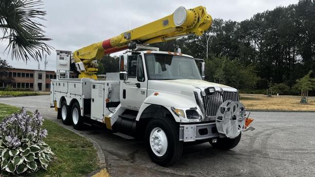 2006 International 7500 55 Foot Bucket truck With Air Brakes Diesel image 1