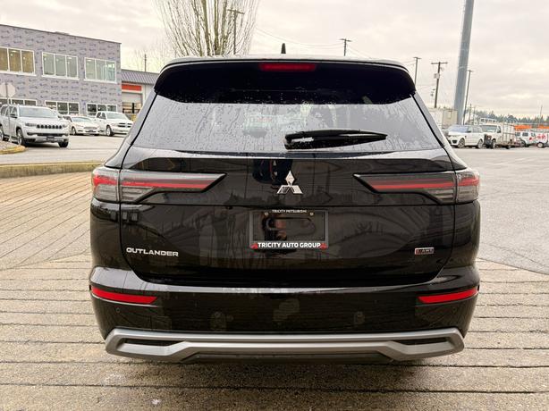 2025 Mitsubishi Outlander SE - No Accidents, Heated Seats, Manager Demo image 7