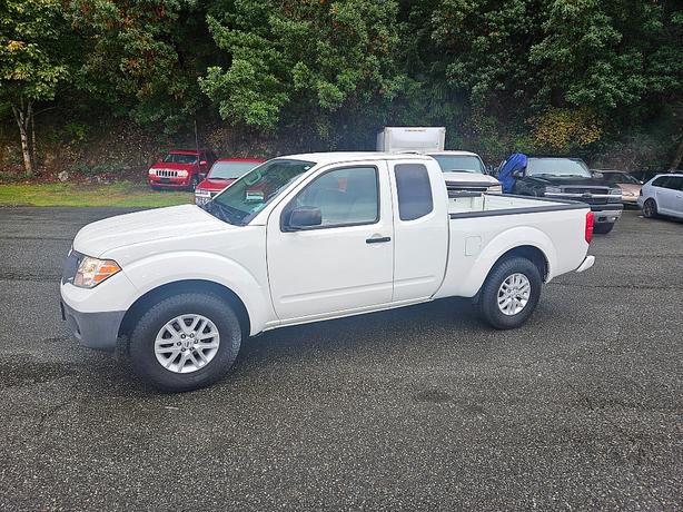 2017 Nissan  Frontier SV image 4