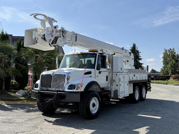 2006 International 7500 Diesel Altec Bucket Truck with Air Brakes image 4