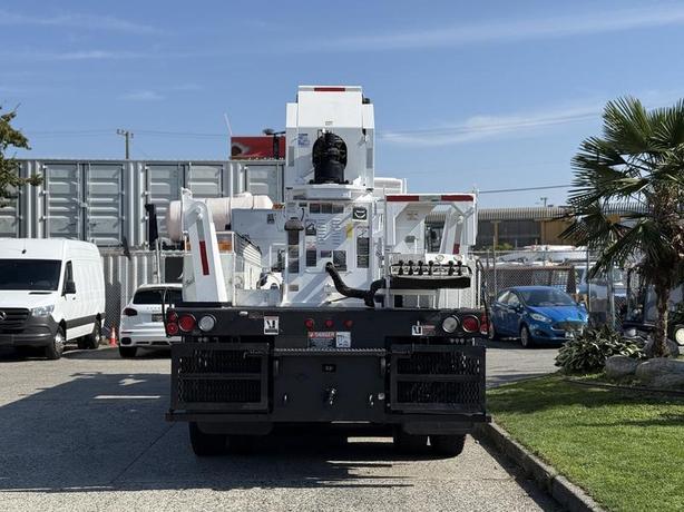 2006 International 7500 Diesel Altec Bucket Truck with Air Brakes image 8