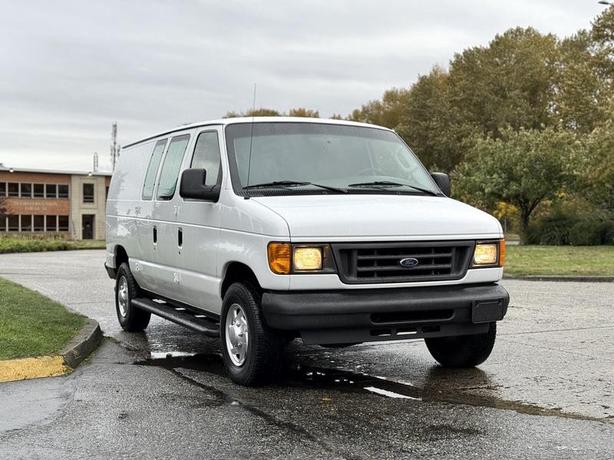 2006 Ford Econoline E-250 Cargo Van with 4.6L V8 image 2