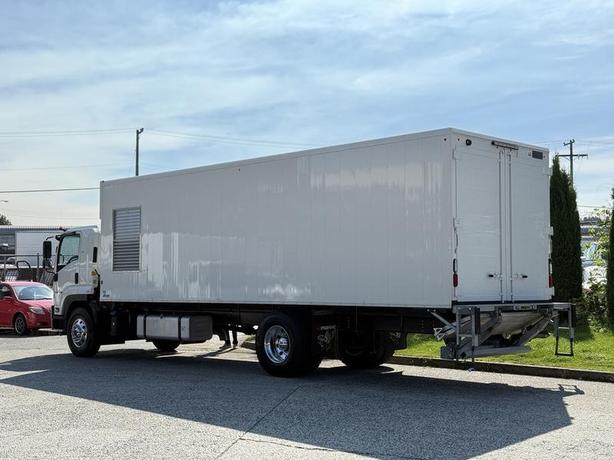 2024 Isuzu FVR 28-Foot Cummins Diesel Cube Van with Power Tailgate and Partition image 7