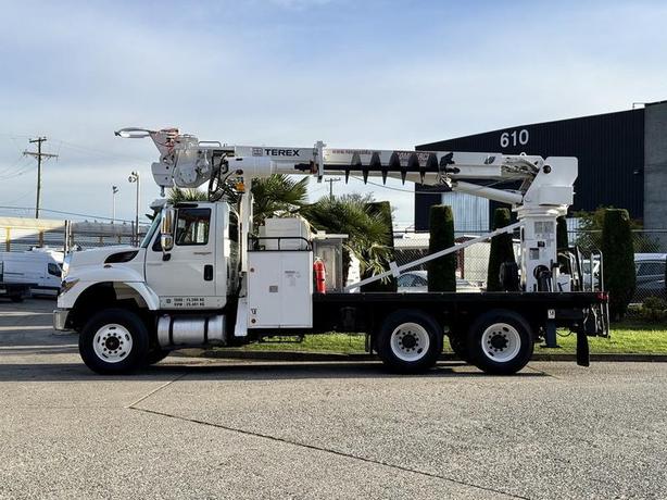 2011 International 7500 Terex Digger Derrick Flat Deck with 48-Foot Platform Hei image 5