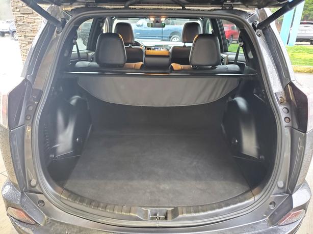 2018 Toyota RAV4 SE AWD - Heated Seats, Heated Wheel image 8