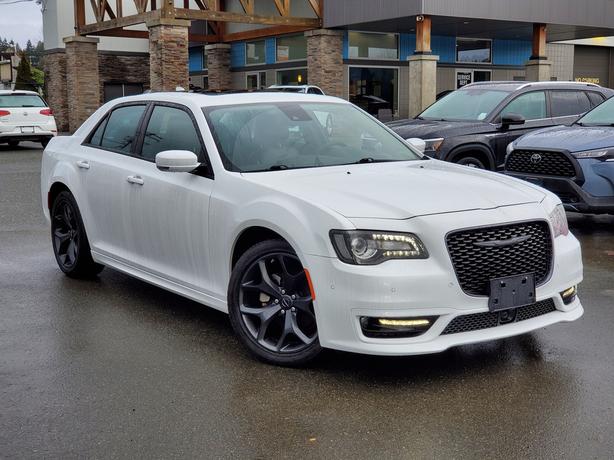 2023 Chrysler 300 Touring - No Accidents, Nav, Heated Seats image 4