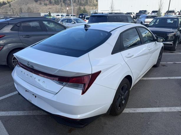 2023 Hyundai Elantra Preferred BLINDSPOT! APPLE CARPLAY! ANDROID AUTO! LOW KMS!  image 3