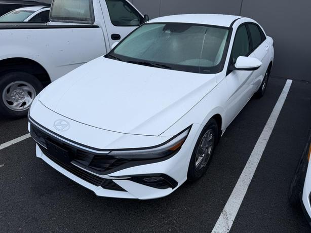 2025 Hyundai Elantra Essential APPLE CARPLAY! ANDROID AUTO! BACKUP CAMERA! FRONT image 2