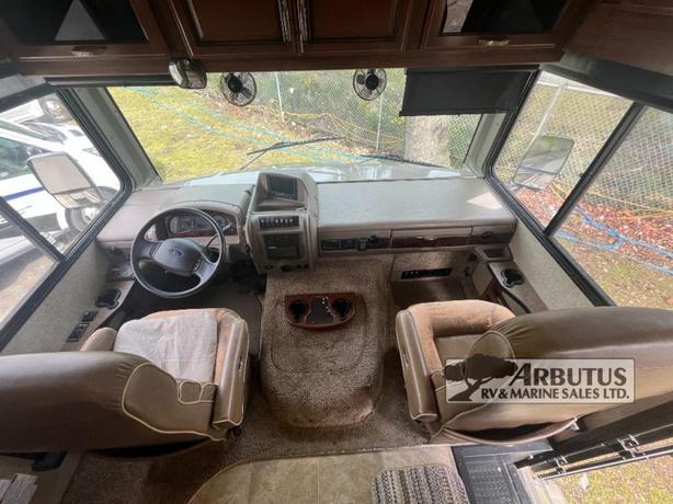 Used 2014 Fleetwood RV Bounder 33C image 5