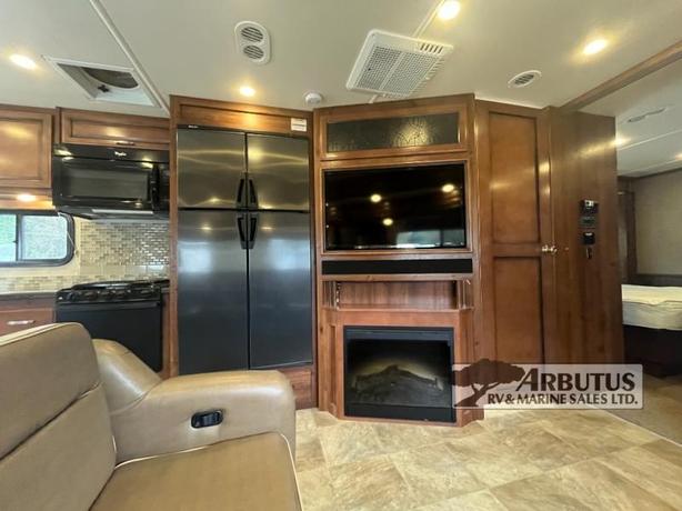 Used 2014 Fleetwood RV Bounder 33C image 7