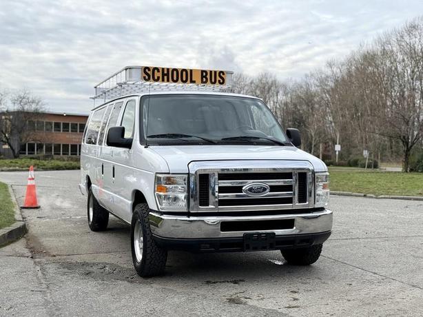 2010 Ford E-350 XLT Super Duty 15-Passenger Van image 2