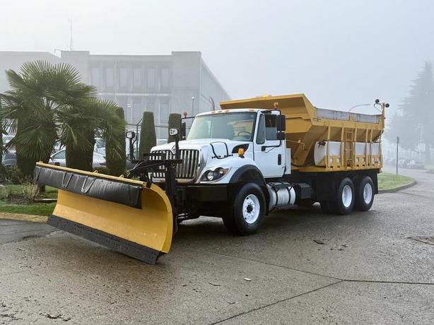 2016 International 7400 Snow and Wing Plow with 14-Foot Dump Box image 5