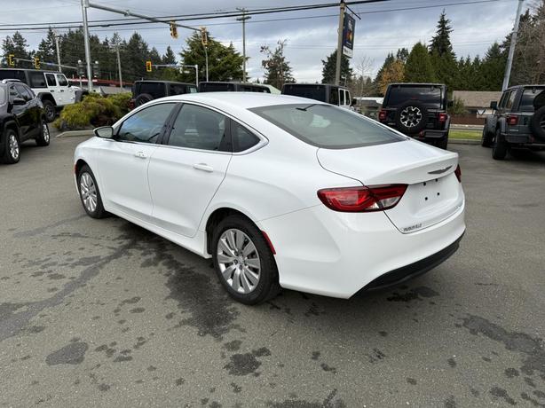 2017 Chrysler 200 LX image 3