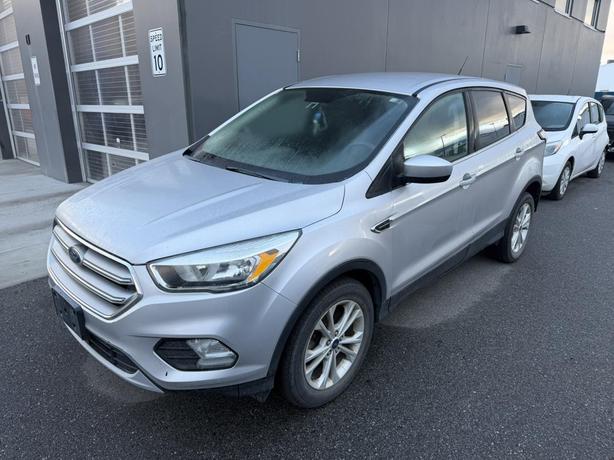 2017 Ford Escape SE BACKUP CAMERA! HEATED FRONT SEATS! KEYLESS ENTRY! image 2