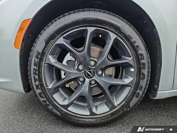 2023 Chrysler Pacifica Touring L | Full Sunroof | Heated Seats! image 6