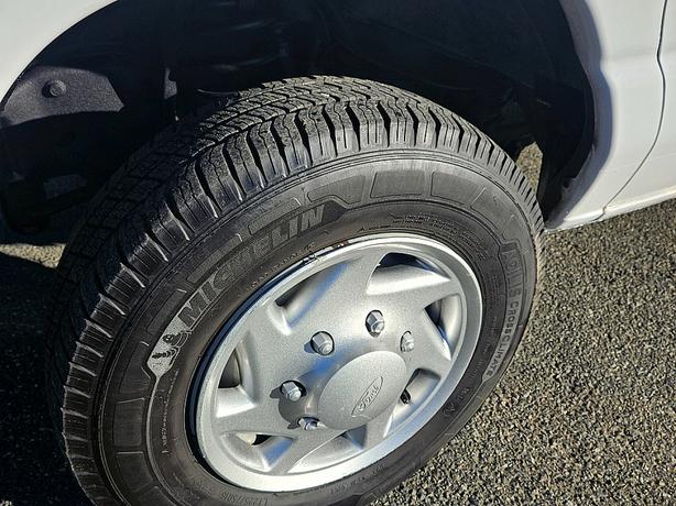 2013 Ford  E-Series Cargo Van Commercial image 4