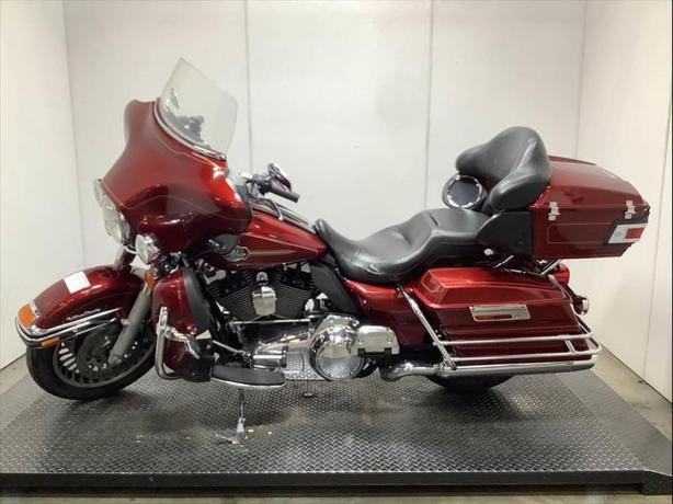 2010 Harley-Davidson Flhtcu Ultra Classic Electra Glide Motorcycle image 3