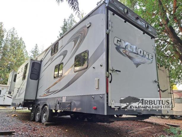 Used 2012 Heartland Cyclone 3950 image 3