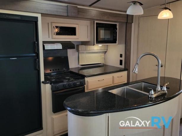 Used 2019 Winnebago Minnie Plus 27RBDS image 7