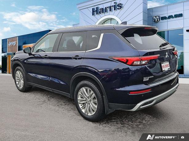 2023 Mitsubishi Outlander SE | Heated Seats | Power Liftgate! image 4