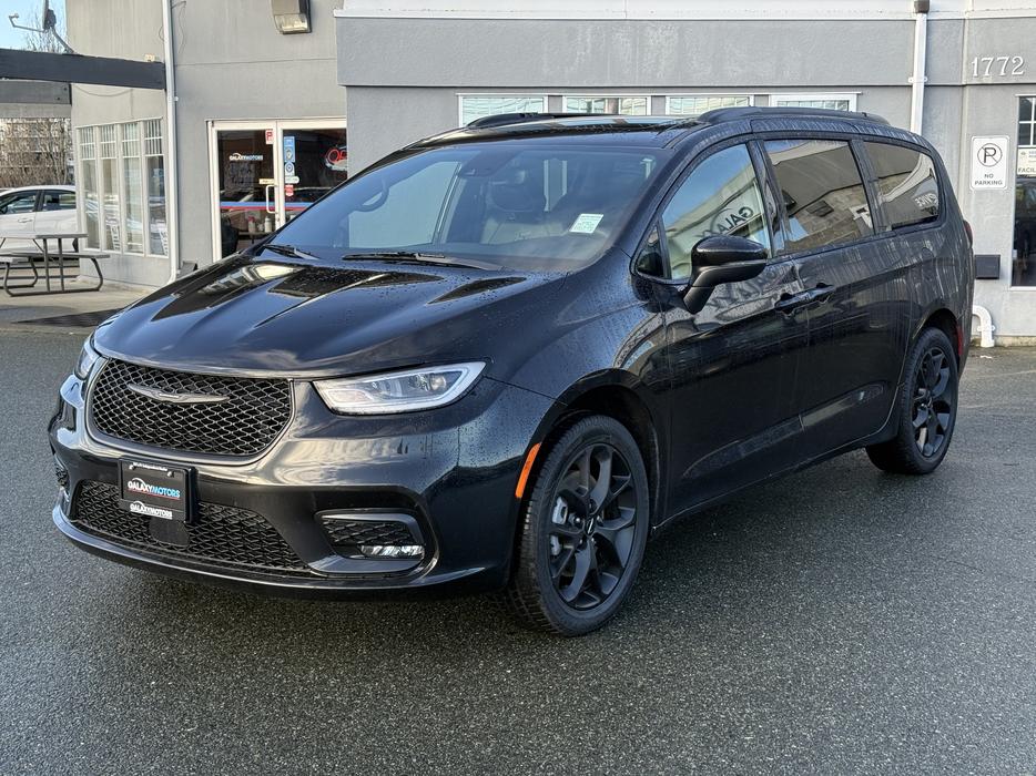 2023 Chrysler Pacifica Touring L AWD display photo