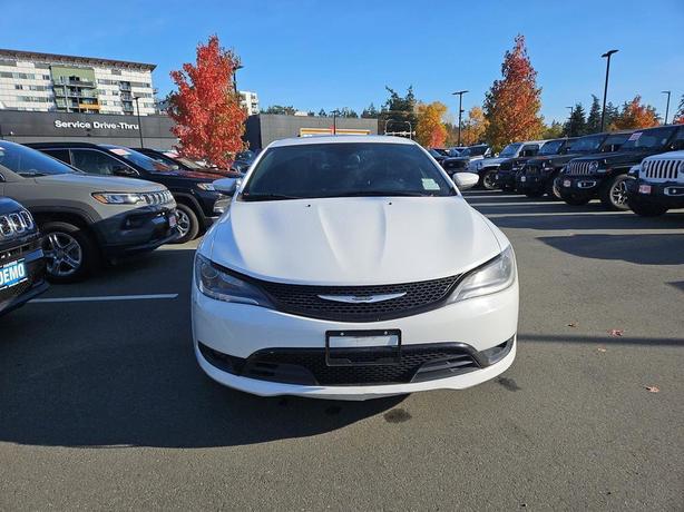 2016 Chrysler 200 S | Sunroof | Heated Seats! image 2