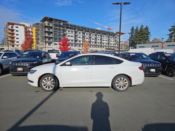 2016 Chrysler 200 S | Sunroof | Heated Seats! image 3